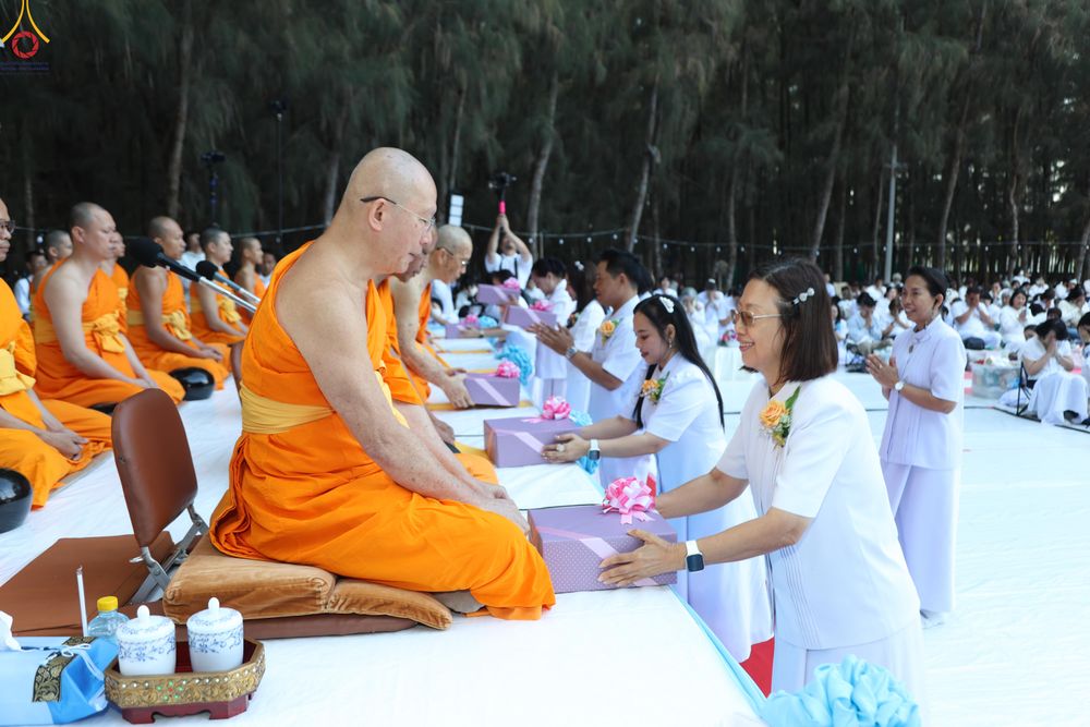 ภาพ No.289279:วันที่ 7 มกราคม พ.ศ. 2569 พิธีตักบาตรพระธรรมยาตรา ณ อนุสรณ์สถานลำดับที่ 1 สถานที่เกิดด้วยรูปกายเนื้อ อนุสรณ์สถานมหาวิหารพระมงคลเทพมุนี (โลตัสแลนด์) อ.สองพี่น้อง จ.สุพรรณบุรี ในโครงการธรรมยาตรา กตัญญูบูชา มหาปูชนียาจารย์ พระมงคลเทพมุนี(สด จนฺทสโร) พระผู้ป