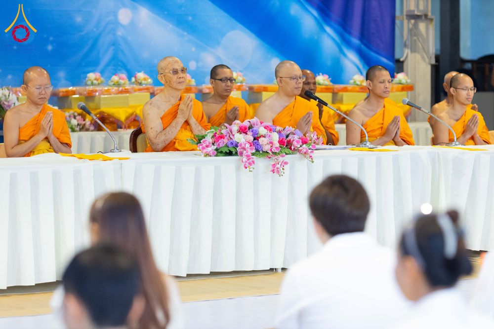 ภาพ No.292594:วันที่ 12 มกราคม พ.ศ. 2569 พิธีถวายภัตตาหารเป็นสังฆทาน แด่พระธรรมยาตรา ณ อนุสรณ์สถานมหาวิหารพระมงคลเทพมุนี (โลตัสแลนด์) อ.สองพี่น้อง จ.สุพรรณบุรี ในโครงการธรรมยาตรา กตัญญูบูชา มหาปูชนียาจารย์ พระมงคลเทพมุนี(สด จนฺทสโร) พระผู้ปราบมาร อนุสรณ์สถาน 7 แห่ง ปี