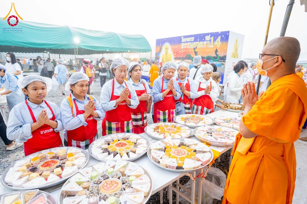 ภาพ No.298526:วันที่ 20 มกราคม พ.ศ. 2569 พิธีถวายภัตตาหารเป็นสังฆทาน แด่พระธรรมยาตรา ณ อนุสรณ์สถานบางปลา วัดบางปลา อำเภอบางเลน จังหวัดนครปฐม ในโครงการธรรมยาตรา กตัญญูบูชา มหาปูชนียาจารย์ พระมงคลเทพมุนี(สด จนฺทสโร) พระผู้ปราบมาร อนุสรณ์สถาน 7 แห่ง ปีที่ 14