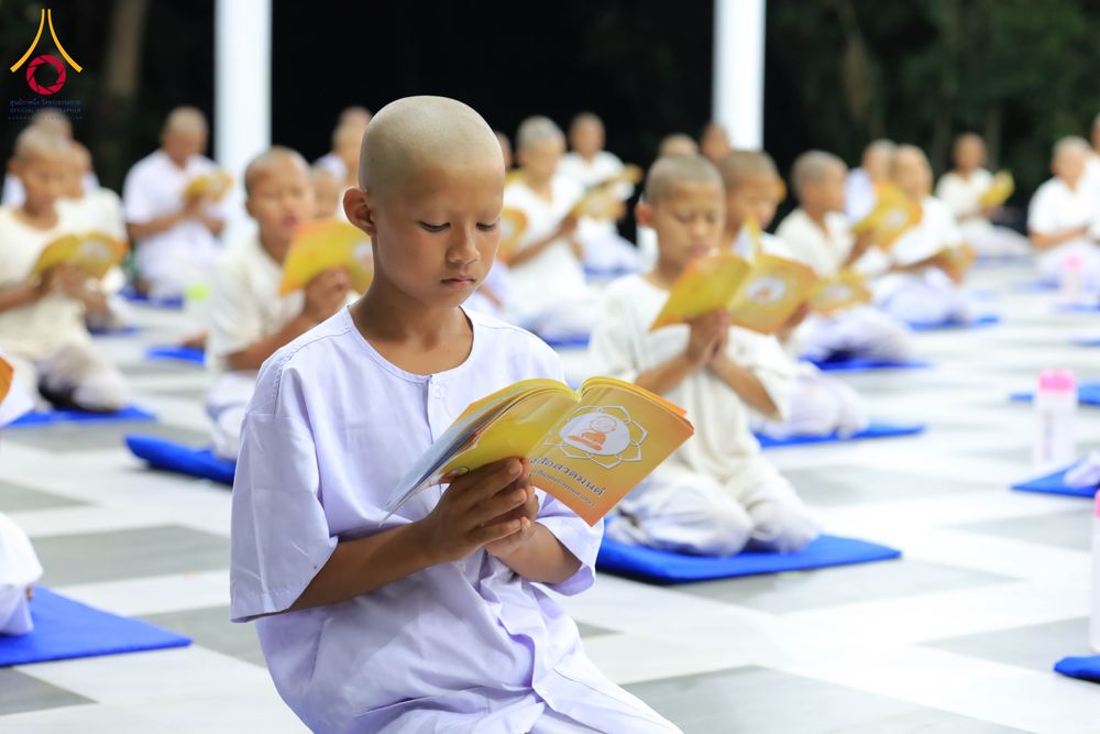 ภาพ No.319959:วันที่ 1 เมษายน พ.ศ.2569 นาคน้อยว่าที่สามเณรธรมทายาท จำนวน 98 คน  ร่วมกันสวดมนต์ทำวัตรเย็นและนั่งสมาธิ ณ ศูนย์ปฏิบัติธรรมบุรีรัมย์ จ.บุรีรัมย์