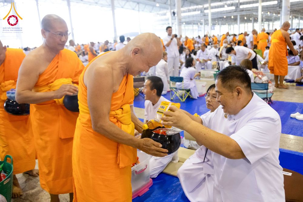 ภาพ No.308270:วันที่ 1  กุมภาพันธ์ พ.ศ. 2569 พิธีตักบาตรข้าวสารอาหารแห้ง ณ บ้านแก้วเรือนทองคุณยาย สภาธรรมกายสากล วัดพระธรรมกาย