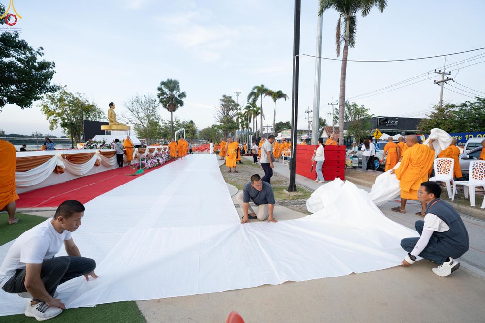 ภาพ No.282401:วันที่ 19 -20 ธันวาคม พ.ศ.2568 เบื้องหลังความสำเร็จ ของการจัดงานตักบาตร พระ 10,000 รูป Skywalk กาญจนบุรี