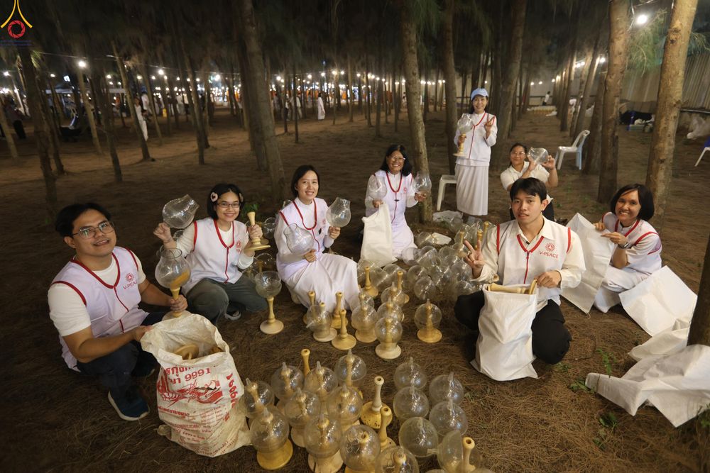 ภาพ No.301602:ภาพเบื้องหลังอาสาสมัครรวมใจ ชุดที่ 4 ในโครงการธรรมยาตรา กตัญญูบูชา มหาปูชนียาจารย์ พระมงคลเทพมุนี(สด จนฺทสโร) พระผู้ปราบมาร อนุสรณ์สถาน 7 แห่ง ปีที่ 14