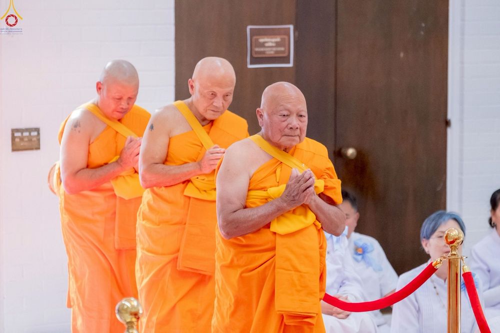 ภาพ No.252325:วันที่ 4-5 ตุลาคม พ.ศ. 2568  วัดพระธรรมกายแคลิฟอร์เนีย ประเทศสหรัฐอเมริกา ได้จัดพิธีตัดปอยผม โดยคณะสงฆ์ ญาติ ๆ และสาธุชน ให้กับนาคธรรมทายาท 8 ท่าน และได้จัดพิธีบรรพชา-อุปสมบท ฉลองพิธีทอดกฐินบรมจักรพรรดิ สร้างอุโบสถ 82 ปี บูชาธรรมหลวงพ่อธัมมชโย