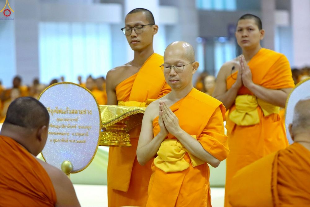 ภาพ No.233856:วันเสาร์ที่ 19 กรกฎาคม พ.ศ.2568 วันมหารำลึก ครั้งที่ 35 พิธีรำลึกถึงนักสร้างบารมี , พิธีสวดพระพุทธมนต์ , พิธีทอดผ้าบังสกุลและถวายไทยธรรม วัดพระธรรมกาย
