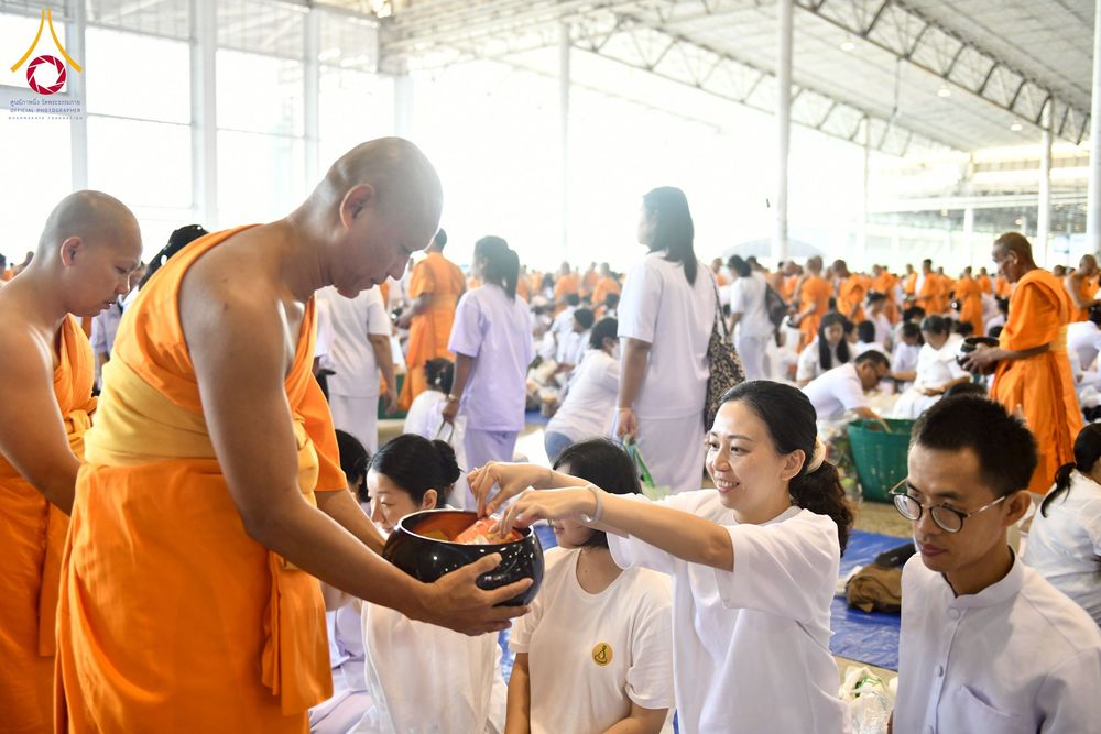 ภาพ No.256858:วันที่ 5 ตุลาคม พ.ศ. 2568 พิธีตักบาตร ข้าวสารอาหารแห้ง ณ บ้านแก้วเรือนทองคุณยายฯ สภาธรรมกายสากล วัดพระธรรมกาย