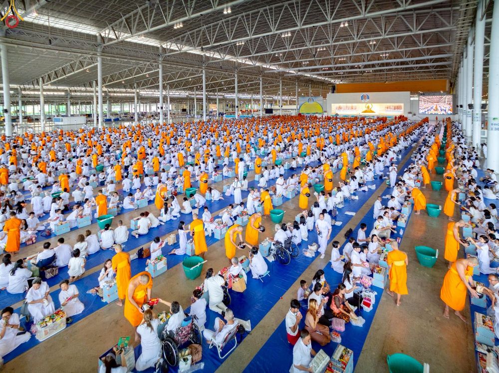 ภาพ No.240486:วันพุธที่ 27 สิงหาคม พ.ศ. 2568 พิธีตักบาตร ในวันธรรมชัย ณ วัดพระธรรมกาย จ.ปทุมธานี