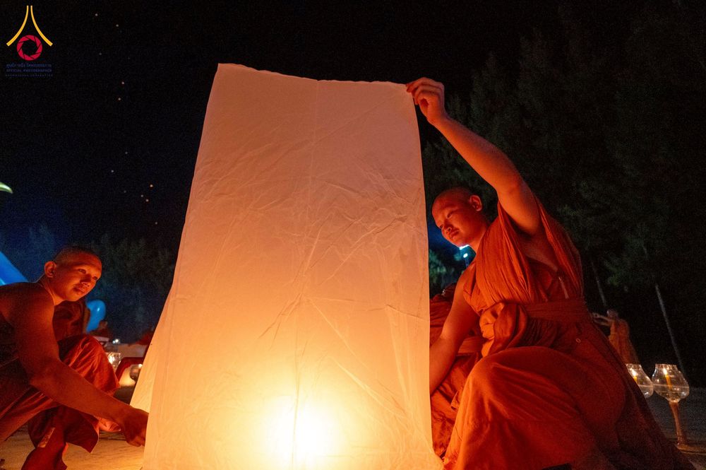ภาพ No.266189:วันพุธที่ 5 พฤศจิกายน พ.ศ. 2568 (วันพระ ขึ้น 15 ค่ำ เดือน 12) พิธีจุดประทีปโคมลาน, โคมลอย และลอยกระทง ถวายประทีปเป็นพุทธบูชา สร้างความสว่างไสวให้กับแผ่นดินด้วยแสงธรรม ณ พุทธอุทยานนานาชาติ จังหวัดหนองคาย