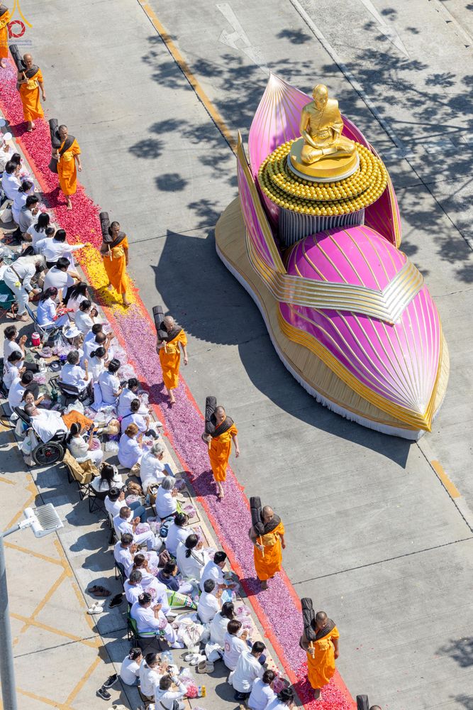 ภาพ No.304588:วันที่ 25 มกราคม พ.ศ. 2569 พิธีต้อนรับพระธรรมยาตรา (ภาพชุดที่ 2) รร.สามัคคีราษฏร์บำรุง-วัดพระธรรมกาย ในโครงการธรรมยาตรา กตัญญูบูชา มหาปูชนียาจารย์ พระมงคลเทพมุนี(สด จนฺทสโร) พระผู้ปราบมาร อนุสรณ์สถาน 7 แห่ง ปีที่ 14