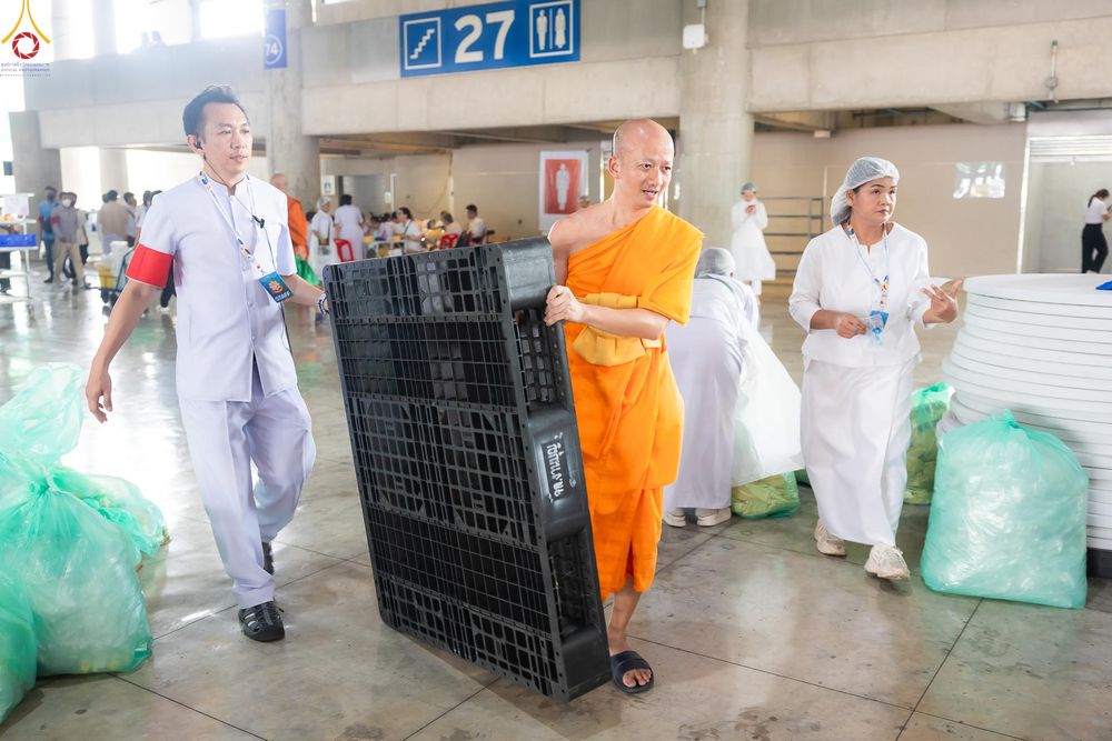 ภาพ No.325919:วันที่ 22 เมษายน พ.ศ.2569(วันคุ้มครองโลก) งานถวายมหาสังฆทาน 40,000 กว่าวัดทั่วประเทศ เจ้าหน้าที่ สาธุชน ร่วมใจจัดเตรียมภัตตาหารเพล (ชุด 2)