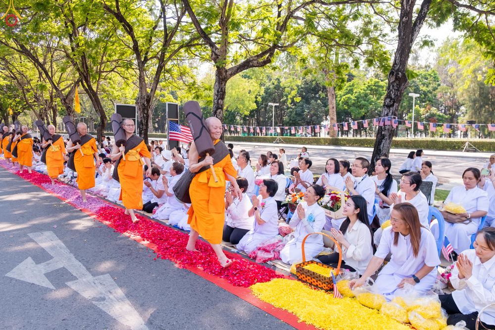 ภาพ No.304741:วันที่ 25 มกราคม พ.ศ. 2569 พิธีต้อนรับพระธรรมยาตรา (ภาพชุดที่ 2) รร.สามัคคีราษฏร์บำรุง-วัดพระธรรมกาย ในโครงการธรรมยาตรา กตัญญูบูชา มหาปูชนียาจารย์ พระมงคลเทพมุนี(สด จนฺทสโร) พระผู้ปราบมาร อนุสรณ์สถาน 7 แห่ง ปีที่ 14