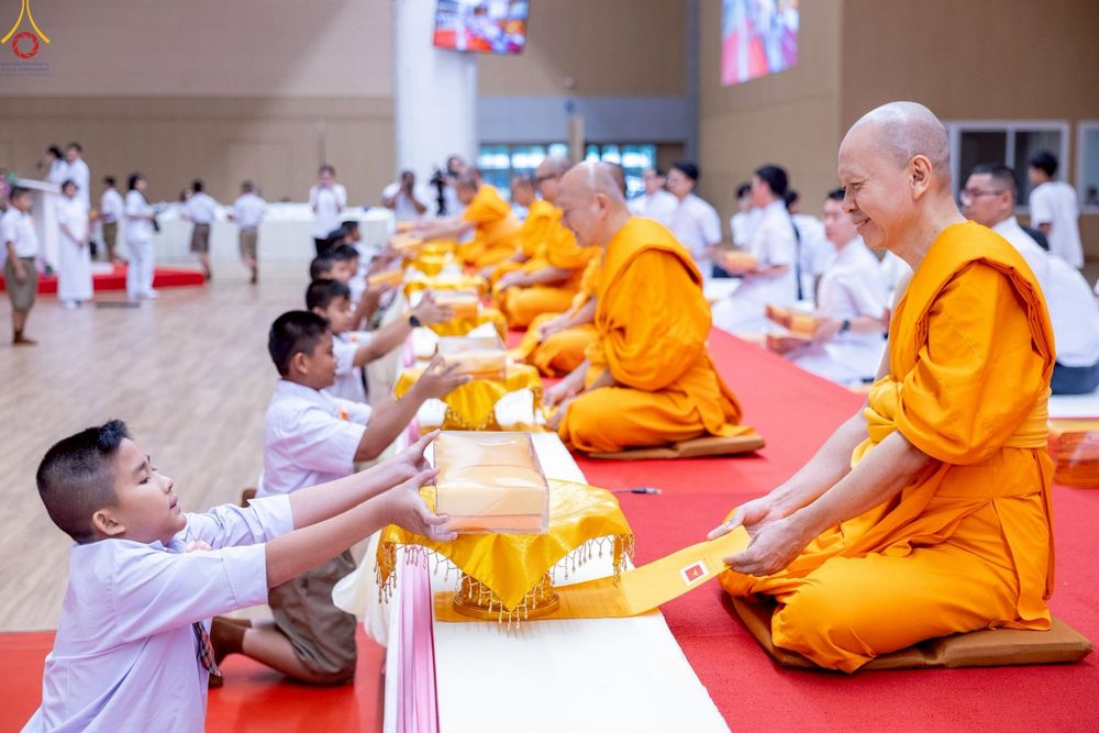 ภาพ No.245959:วันเสาร์ที่ 13 กันยายน พ.ศ. 2568 พิธีมอบผ้าไตรประธานกฐินสัมฤทธิ์เด็กดี V-Star ณ สภาธรรมกายสากล วัดพระธรรมกาย