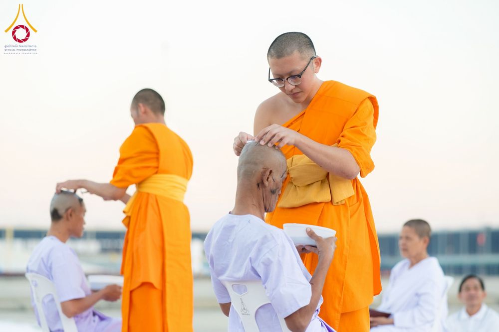 ภาพ No.274792:วันอาทิตย์ที่ 30 พฤศจิกายน พ.ศ. 2568 พิธีปลงผม โครงการอุปสมบทบูชาธรรมมหาปูชนียาจารย์ ปี 2568 ณ ลานธรรมพระมหาธรรมกายเจดีย์ ฝั่งทิศตะวันตก ระหว่างวิหารคดหมายเลข 8 และ 9 วัดพระธรรมกาย