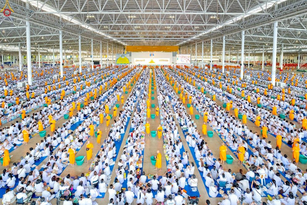 ภาพ No.263920:วันอาทิตย์ที่ 2 พฤศจิกายน พ.ศ. 2568 พิธีตักบาตรอาทิตย์ต้นเดือน ณ บ้านแก้วเรือนทองคุณยายฯ วัดพระธรรมกาย