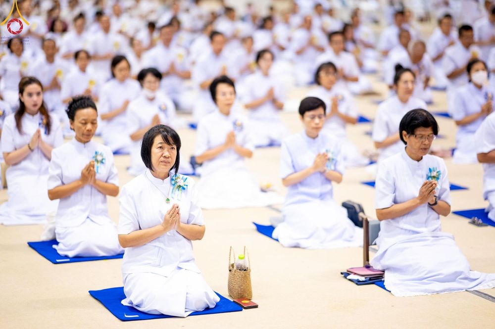ภาพ No.146132:วันมหารำลึก ครั้งที่ 34 พิธีร่วมรำลึกถึงนักสร้างบารมีที่ล่วงลับไปแล้ว , พิธีสวดพระพุทธมนต์ ณ ห้องแก้วสารพัดนึก 1 วัดพระธรรมกาย วันเสาร์ที่ 27 กรกฎาคม พ.ศ. 2567