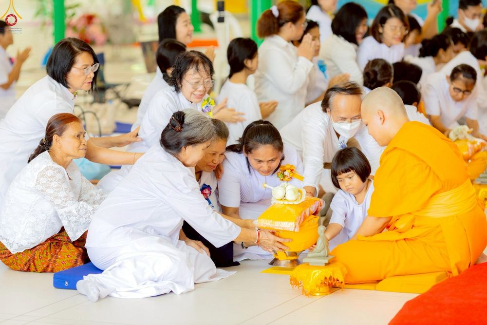 ภาพ No.227742:วันเสาร์ที่ 31 พฤษภาคม พ.ศ.2568 พิธีถวายผ้าไตรแด่สามเณรผู้เข้ารับการอุปสมบท , พิธีอุปสมบทสามเณรเตรียม DCI วัดพระธรรมกาย จ.ปทุมธานี