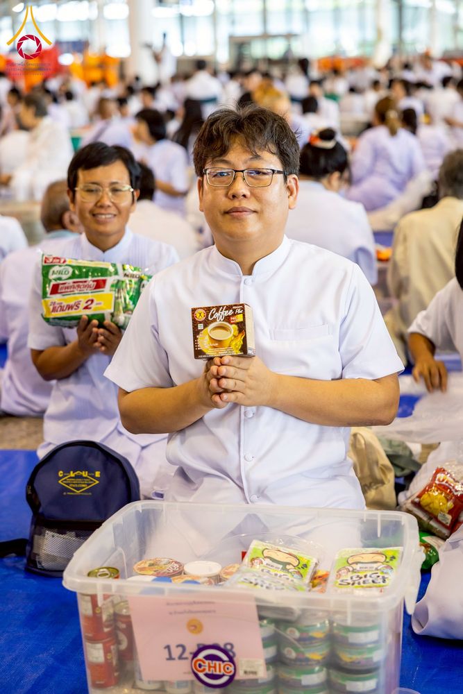 ภาพ No.256812:วันที่ 5 ตุลาคม พ.ศ. 2568 พิธีตักบาตร ข้าวสารอาหารแห้ง ณ บ้านแก้วเรือนทองคุณยายฯ สภาธรรมกายสากล วัดพระธรรมกาย