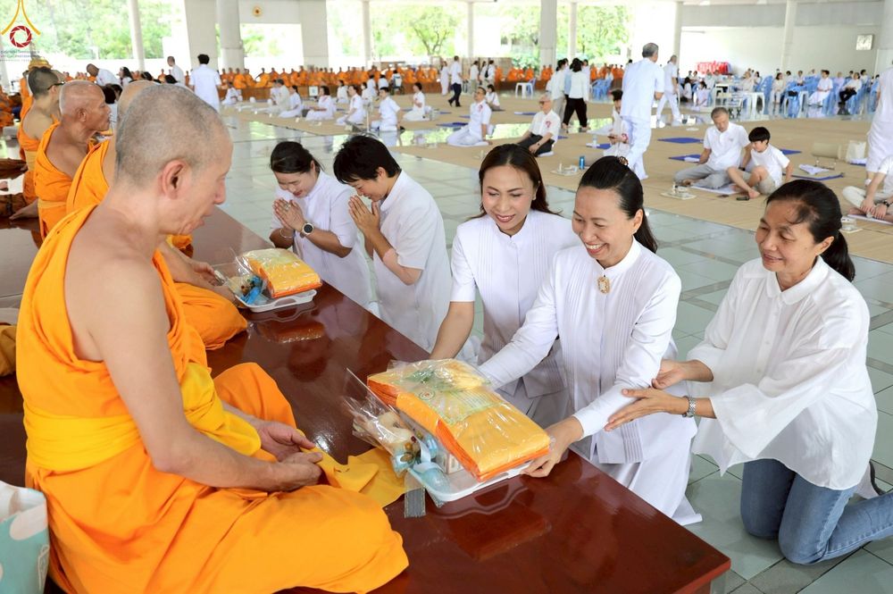 ภาพ No.231941:วันที่ 5 กรกฎาคม พ.ศ. 2568 พิธีถวายภัตตาหารเมนูสวรรค์ เพื่อการบรรลุธรรม ณ หอฉันคุณยายอาจารย์ฯ วัดพระธรรมกาย