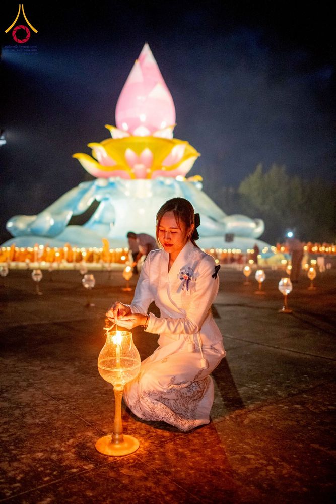 ภาพ No.266145:วันพุธที่ 5 พฤศจิกายน พ.ศ. 2568 (วันพระ ขึ้น 15 ค่ำ เดือน 12) พิธีจุดประทีปโคมลาน, โคมลอย และลอยกระทง ถวายประทีปเป็นพุทธบูชา สร้างความสว่างไสวให้กับแผ่นดินด้วยแสงธรรม ณ พุทธอุทยานนานาชาติ จังหวัดหนองคาย
