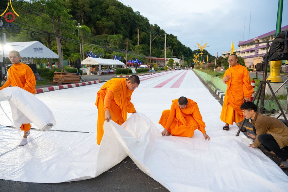 ภาพ No.341110:วันที่ 27 กรกฎาคม พ.ศ. 2569 พิธีตักบาตรพระ 1,000 รูป เมืองพัทลุง  ณ ถนนราเมศวร์ อ.เมือง จ.พัทลุง