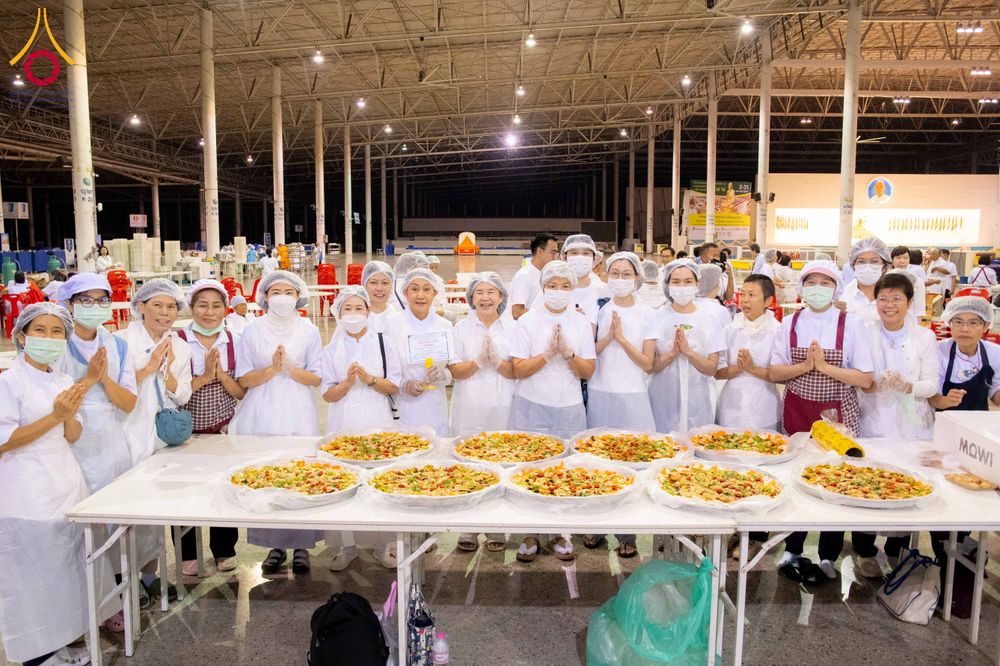 ภาพ No.287300:วันที่ 3 มกราคม พ.ศ.2569 พิธีถวายภัตตาหารเป็นสังฆทาน แด่พระธรรมยาตรา ณ วัดพระธรรมกาย  จังหวัดปทุมธานี ในโครงการธรรมยาตรา กตัญญูบูชา มหาปูชนียาจารย์ พระมงคลเทพมุนี(สด จนฺทสโร) พระผู้ปราบมาร อนุสรณ์สถาน 7 แห่ง ปีที่ 14