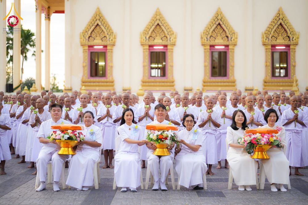 ภาพ No.278524:วันอาทิตย์ที่ 14 ธันวาคม พ.ศ.2568  พิธีเวียนประทักษิณ พิธีวันทาสีมาพระประธาน โครงการบวชบูชาธรรมมหาปูชนียาจารย์ ของศูนย์ปฏิบัติธรรมบุรีรัมย์ ณ วัดกลาง พระอารามหลวง จังหวัดบุรีรัมย์