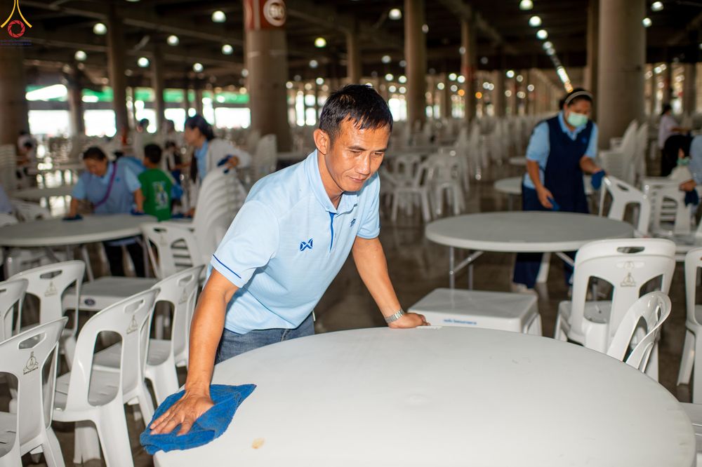 ภาพ No.322304:วันที่ 15 เมษายน พ.ศ.2569 การเตรียมงาน เช็ดโต๊ะ เก้าอี้ ปูผ้าโต๊ะฉัน เพื่องานถวายมหาสังฆทาน 40,000 กว่าวัดทั่วประเทศ วันคุ้มครองโลก 22 เมษายน พ.ศ.2569 วัดพระธรรมกาย