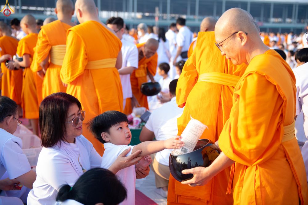 ภาพ No.279913:วันที่ 1 มกราคม พ.ศ.2569 พิธีตักบาตรในวันขึ้นปีใหม่ ณ ลานธรรม วัดพระธรรมกาย