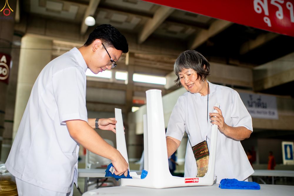 ภาพ No.322302:วันที่ 15 เมษายน พ.ศ.2569 การเตรียมงาน เช็ดโต๊ะ เก้าอี้ ปูผ้าโต๊ะฉัน เพื่องานถวายมหาสังฆทาน 40,000 กว่าวัดทั่วประเทศ วันคุ้มครองโลก 22 เมษายน พ.ศ.2569 วัดพระธรรมกาย