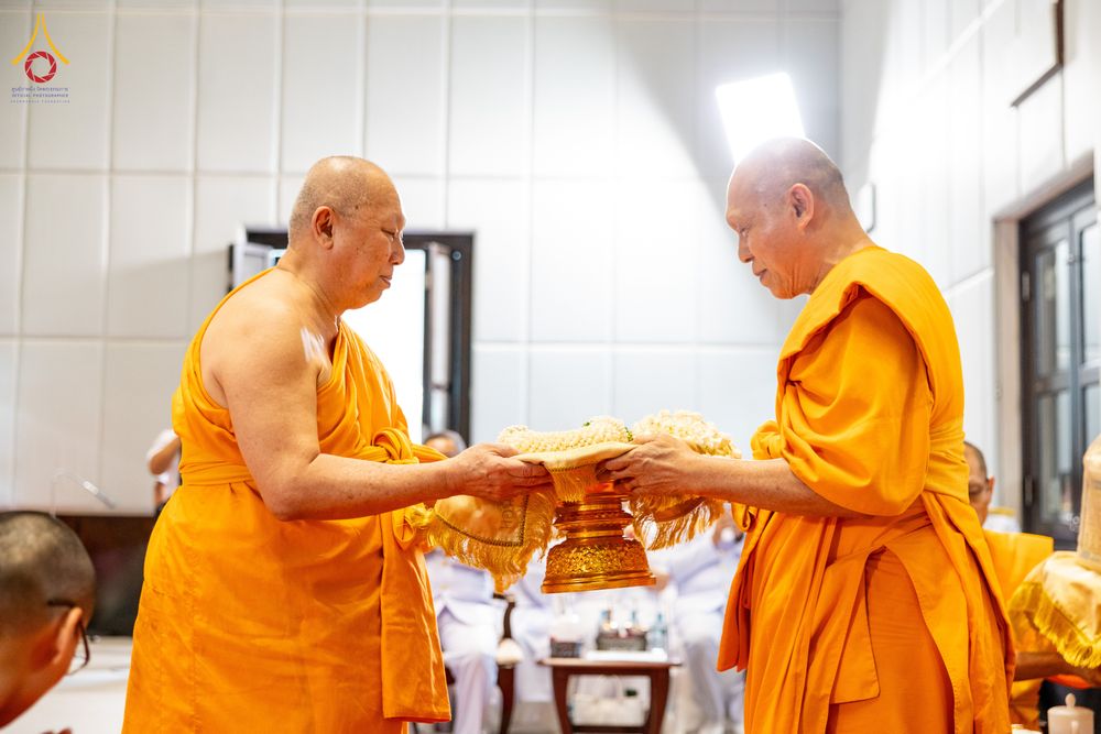 ภาพ No.332335:วันเสาร์ที่ 6 มิถุนายน พ.ศ.2569 พิธีต้อนรับสัญญาบัตร พัดยศ พระราชภาวนาวชิรวิเทศ วิ. ณ อุโบสถพระไตรปิฏก วัดพระธรรมกาย