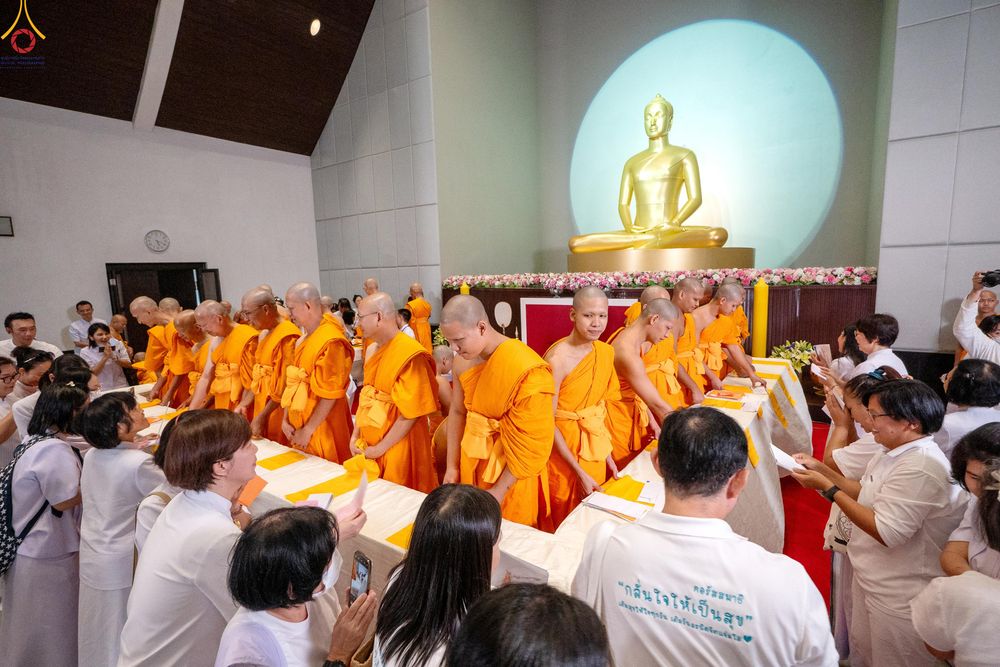 ภาพ No.330889:วันวิสาขบูชา อาทิตย์ที่ 31 พฤษภาคม พ.ศ.2569 พิธีบรรพชาสามเณรอุบาสก 11 ท่าน , พิธีถวายบาตรผ้าไตร และจตุปัจจัยไทยธรรม แด่สามเณร , พิธีอุปสมบทอุทิศชีวิต , พิธีกล่าวคำกัปปิยภัณฑ์  ณ อุโบสถพระไตรปิฎก วัดพระธรรมกาย จังหวัดปทุมธานี
