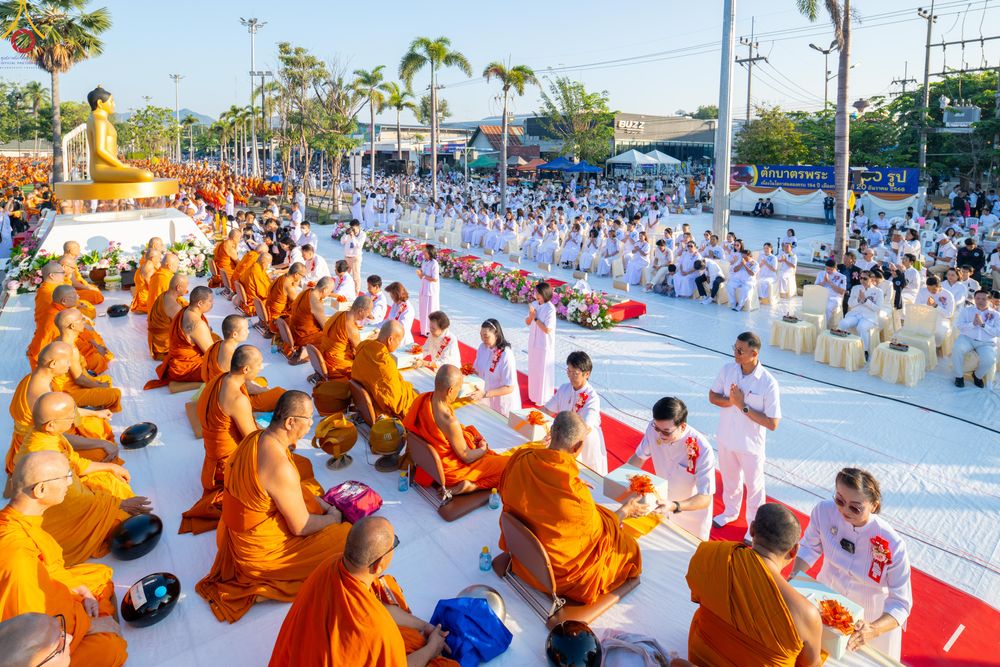 ภาพ No.282644:วันเสาร์ที่ 20 ธันวาคม พ.ศ.2568 พิธีตักบาตรพระ 10,000 รูป (ชุด 2) เนื่องในโอกาส 194 ปี จังหวัดกาญจนบุรี และอุทิศส่วนกุศลให้แด่บรรพชนทั้งหลาย บริเวณถนนสองแคว (Skywalk) เมืองกาญจนบุรี