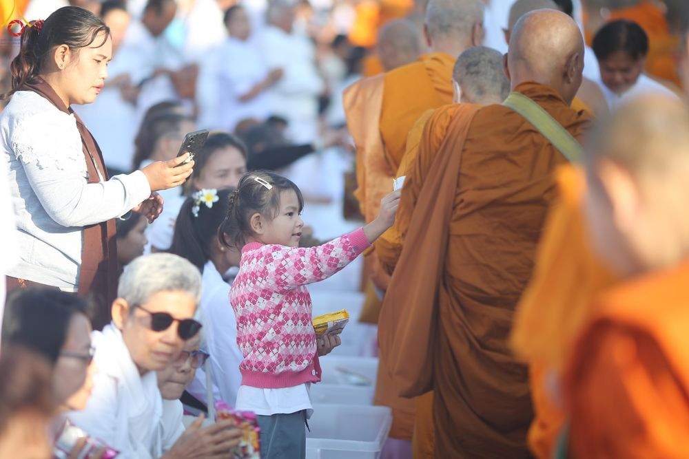 ภาพ No.284275:วันเสาร์ที่ 20 ธันวาคม พ.ศ.2568  พิธีตักบาตรพระ 10,000 รูป เนื่องในโอกาส 194 ปี จังหวัดกาญจนบุรี และอุทิศส่วนกุศลให้แด่บรรพชนทั้งหลาย บริเวณถนนสองแคว (Skywalk) เมืองกาญจนบุรี