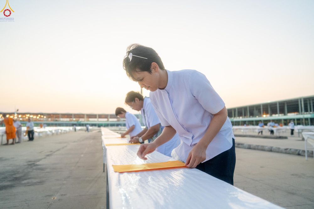 ภาพ No.321265:วันที่ 10-11 เมษายน พ.ศ.2569 การเตรียมกล่องไทยธรรม และการติดผ้ารับประเคน เพื่องานถวายมหาสังฆทาน 40,000 กว่าวัดทั่วประเทศ วันคุ้มครองโลก 22 เมษายน พ.ศ.2569 วัดพระธรรมกาย