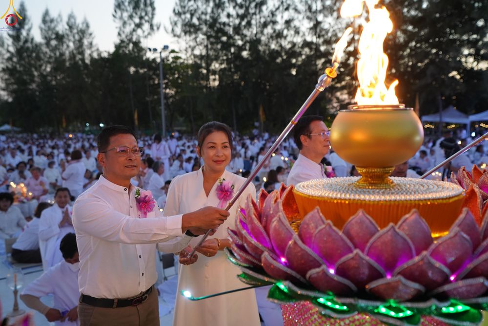 ภาพ No.292087:วันที่ 10 มกราคม พ.ศ. 2569 พิธีจุดประทีปถวายเป็นพุทธบูชา และบูชาธรรมมหาปูชนียาจารย์  ณ อนุสรณ์สถานคลองบางนางแท่น อ.สามพราน จ.นครปฐม ในโครงการธรรมยาตรา กตัญญูบูชา มหาปูชนียาจารย์ พระมงคลเทพมุนี(สด จนฺทสโร) พระผู้ปราบมาร อนุสรณ์สถาน 7 แห่ง ปีที่ 14