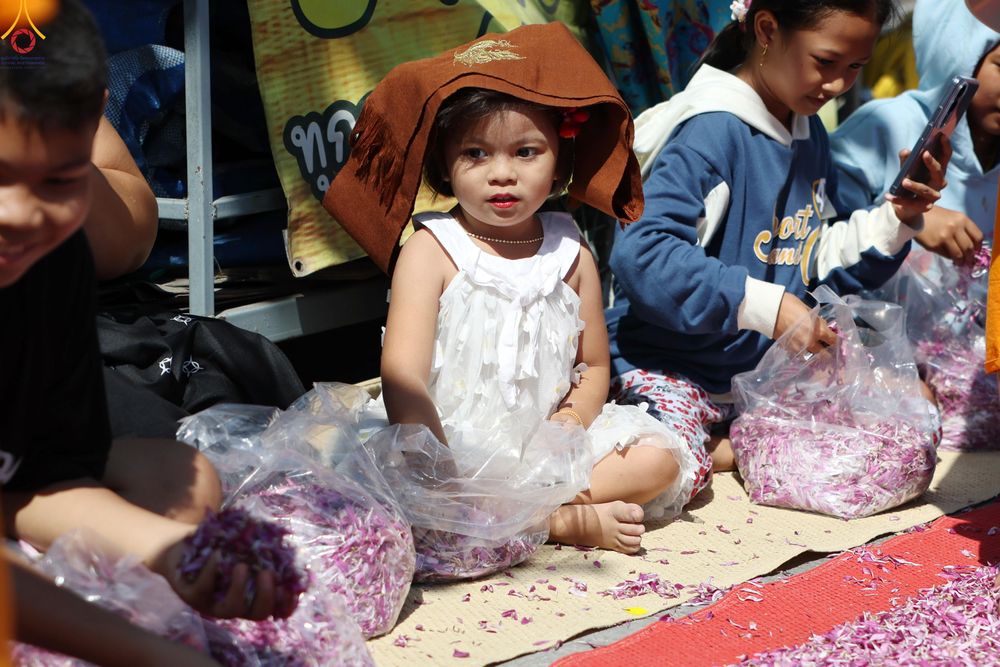 ภาพ No.304066:วันที่ 25 มกราคม พ.ศ. 2569 พิธีต้อนรับพระธรรมยาตรา  รร.สามัคคีราษฏร์บำรุง-วัดพระธรรมกาย ในโครงการธรรมยาตรา กตัญญูบูชา มหาปูชนียาจารย์ พระมงคลเทพมุนี(สด จนฺทสโร) พระผู้ปราบมาร อนุสรณ์สถาน 7 แห่ง ปีที่ 14