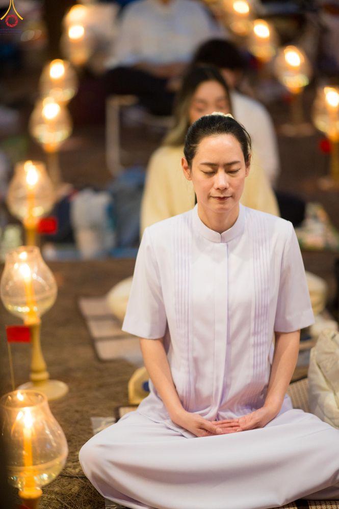 ภาพ No.290211:วันที่ 6 มกราคม พ.ศ. 2569 พิธีจุดประทีปถวายเป็นพุทธบูชา และบูชาธรรมมหาปูชนียาจารย์ (ภาพชุดที่ 2) ณ อนุสรณ์สถานมหาวิหารพระมงคลเทพมุนี (โลตัสแลนด์) อ.สองพี่น้อง จ.สุพรรณบุรี ในโครงการธรรมยาตรา กตัญญูบูชา มหาปูชนียาจารย์ พระมงคลเทพมุนี(สด จนฺทสโร) พระผู้ปรา