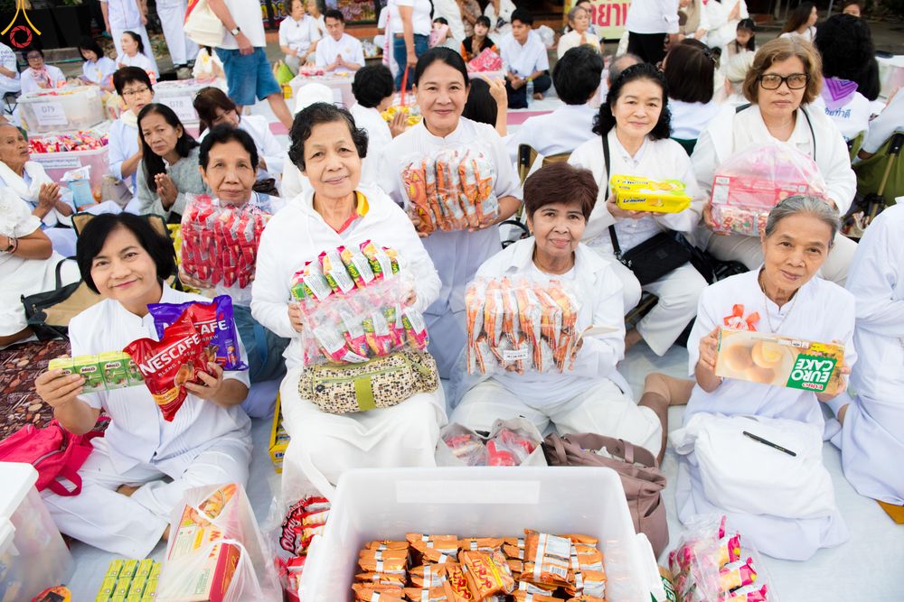 ภาพ No.282680:วันเสาร์ที่ 20 ธันวาคม พ.ศ.2568 พิธีตักบาตรพระ 10,000 รูป (ชุด 2) เนื่องในโอกาส 194 ปี จังหวัดกาญจนบุรี และอุทิศส่วนกุศลให้แด่บรรพชนทั้งหลาย บริเวณถนนสองแคว (Skywalk) เมืองกาญจนบุรี