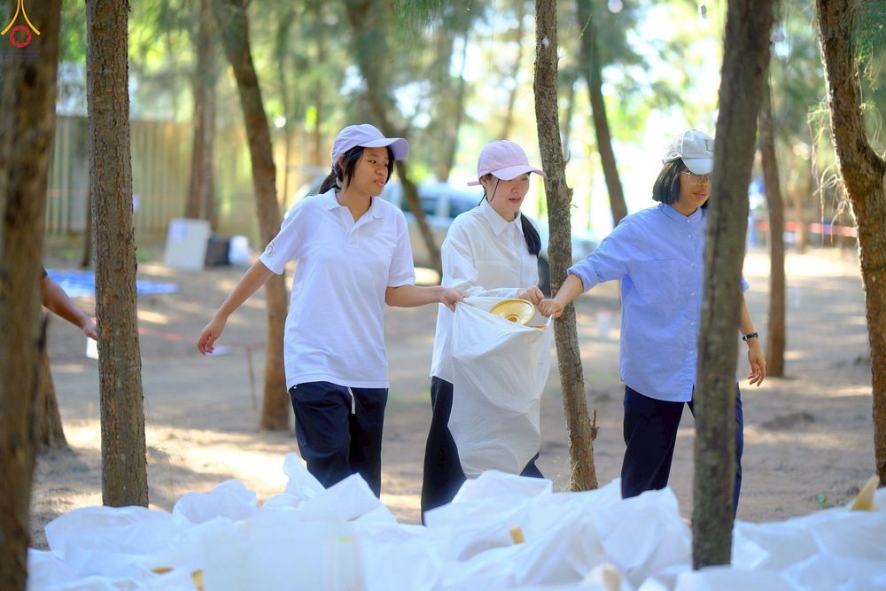 ภาพ No.296171:ภาพเบื้องหลังอาสาสมัครรวมใจ ชุดที่ 2 ในโครงการธรรมยาตรา กตัญญูบูชา มหาปูชนียาจารย์ พระมงคลเทพมุนี(สด จนฺทสโร) พระผู้ปราบมาร อนุสรณ์สถาน 7 แห่ง ปีที่ 14