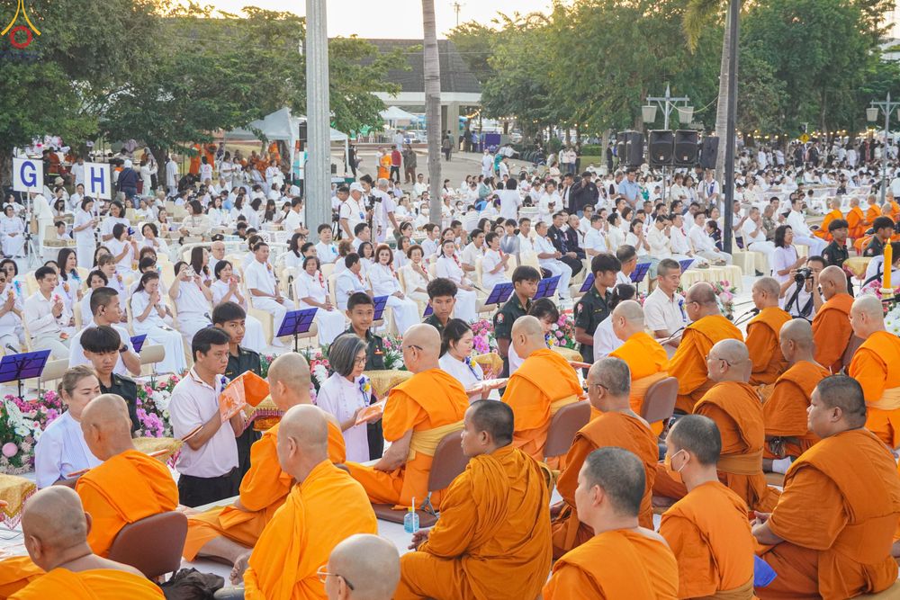 ภาพ No.282602:วันเสาร์ที่ 20 ธันวาคม พ.ศ.2568 พิธีตักบาตรพระ 10,000 รูป (ชุด 2) เนื่องในโอกาส 194 ปี จังหวัดกาญจนบุรี และอุทิศส่วนกุศลให้แด่บรรพชนทั้งหลาย บริเวณถนนสองแคว (Skywalk) เมืองกาญจนบุรี