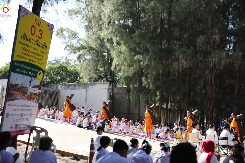 ภาพ No.292816:วันที่ 11 มกราคม พ.ศ. 2569 พิธีต้อนรับพระธรรมยาตรา ณ อนุสรณ์สถานลำดับที่ 3 สถานที่เกิดในเพศสมณะ วัดสองพี่น้อง อำเภอสองพี่น้อง จังหวัดสุพรรณบุรี ในโครงการธรรมยาตรา กตัญญูบูชา มหาปูชนียาจารย์ พระมงคลเทพมุนี(สด จนฺทสโร) พระผู้ปราบมาร อนุสรณ์สถาน 7 แห่ง ปีที