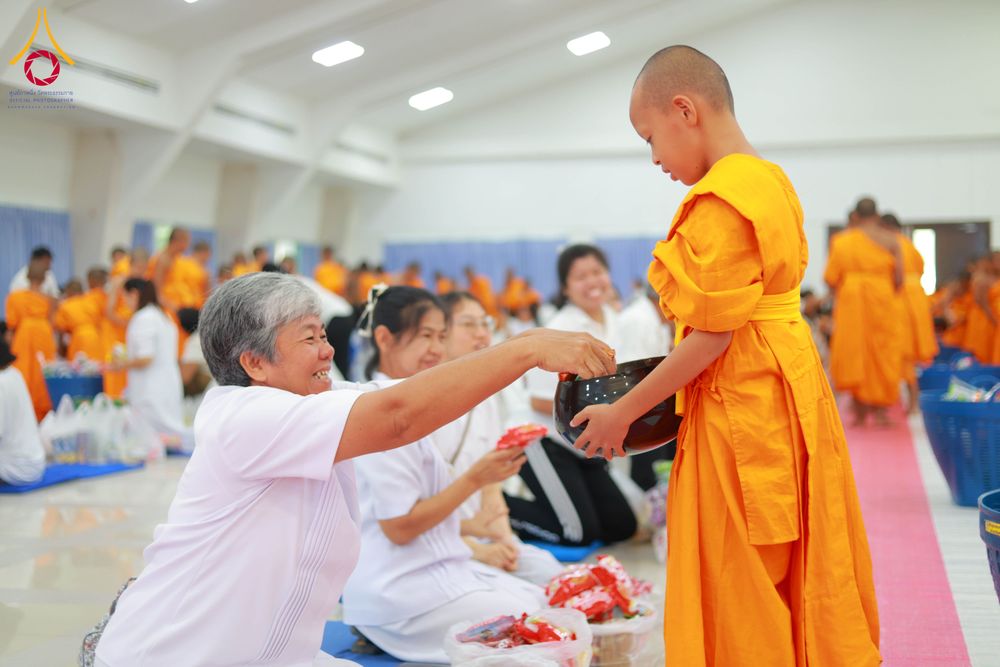 ภาพ No.321893:วันที่ 12 เมษายน พ.ศ.2569 ตักบาตรสงกรานต์ฉลองสามเณรใหม่  ณ ศูนย์ปฏิบัติธรรมระยอง(บ้านช่องลม)