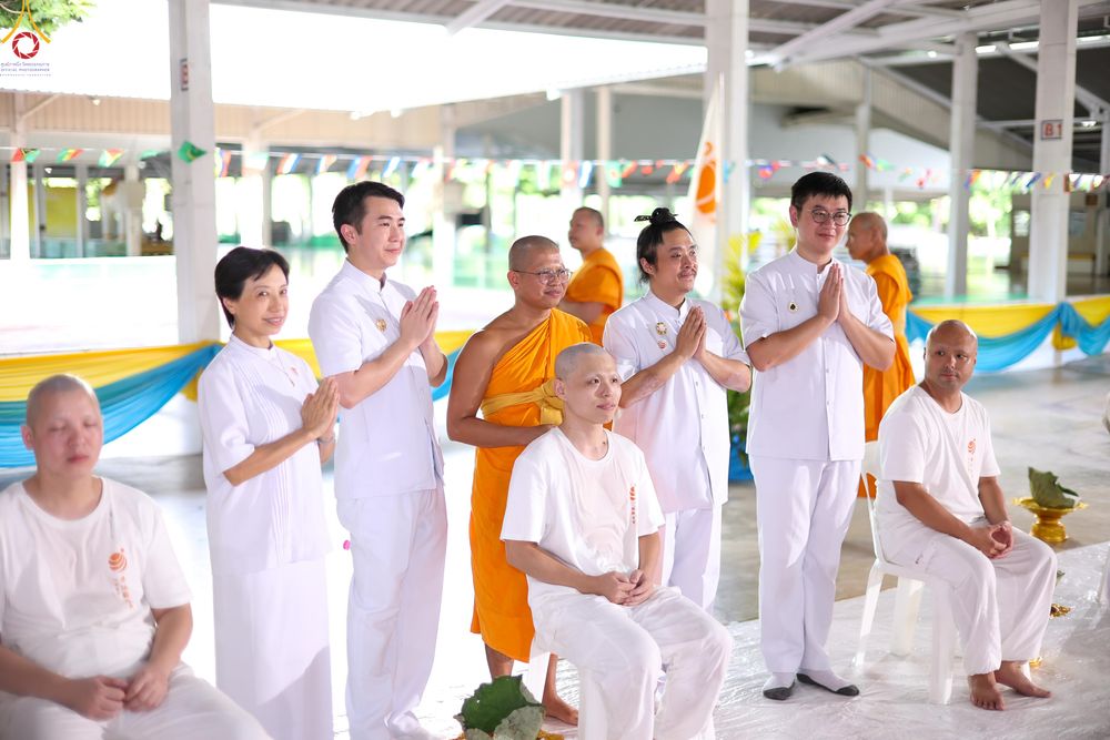 ภาพ No.338372:วันอาทิตย์ที่ 5 กรกฎาคม พศ.2569 พิธีตัดปอยผมธรรมทายาทนานาชาติ IDOP รุ่นที่ 21 จากประเทศจีน มาเลเซีย สิงคโปร์ และไต้หวัน ณ โถงช้าง วัดพระธรรมกาย