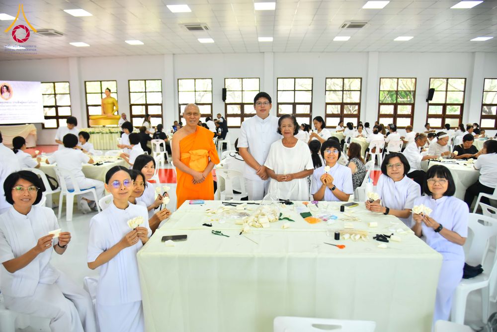 ภาพ No.327551:วันศุกร์ที่ 1 พฤษภาคม พ.ศ. 2569 รวมใจพสกนิกรชาวอำเภอคลองหลวง ประดิษฐ์ดอกไม้จันทน์ เพื่อใช้ในพิธีถวายดอกไม้จันทน์ในงานพระราชพิธีถวายพระเพลิงพระบรมศพ สมเด็จพระนางเจ้าสิริกิติ์ พระบรมราชินีนาถ พระบรมราชชนนีพันปีหลวง ณ วัดพระธรรมกาย