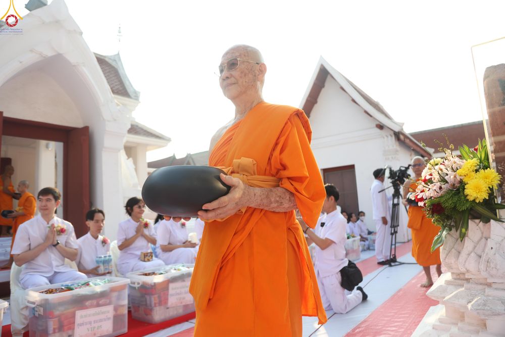ภาพ No.297615:วันที่ 18 มกราคม พ.ศ. 2569 พิธีตักบาตรพระธรรมยาตรา ณ วัดโบสถ์บน ต.บางคูเวียง จ.นนทบุรี อนุสรณ์สถานลำดับที่ 4 สถานที่เกิดด้วยกายธรรม ในโครงการธรรมยาตรา กตัญญูบูชา มหาปูชนียาจารย์ พระมงคลเทพมุนี(สด จนฺทสโร) พระผู้ปราบมาร อนุสรณ์สถาน 7 แห่ง ปีที่ 14