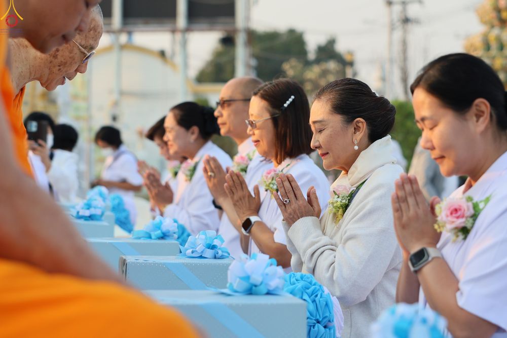 ภาพ No.294419:วันที่ 14 มกราคม พ.ศ. 2569 พิธีตักบาตรพระธรรมยาตรา ณ วัดสองพี่น้อง ต.ต้นตาล อ.สองพี่น้อง จ.สุพรรณบุรี ในโครงการธรรมยาตรา กตัญญูบูชา มหาปูชนียาจารย์ พระมงคลเทพมุนี(สด จนฺทสโร) พระผู้ปราบมาร อนุสรณ์สถาน 7 แห่ง ปีที่ 14