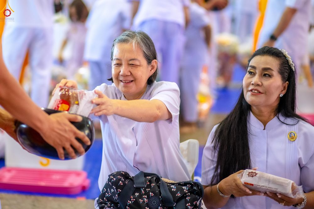 ภาพ No.337692:วันอาทิตย์ต้นเดือน 5 กรกฎาคม พ.ศ.2569 พิธีตักบาตรข้าวสารอาหารแห้ง  ณ บ้านแก้วเรือนทองคุณยายฯ วัดพระธรรมกาย