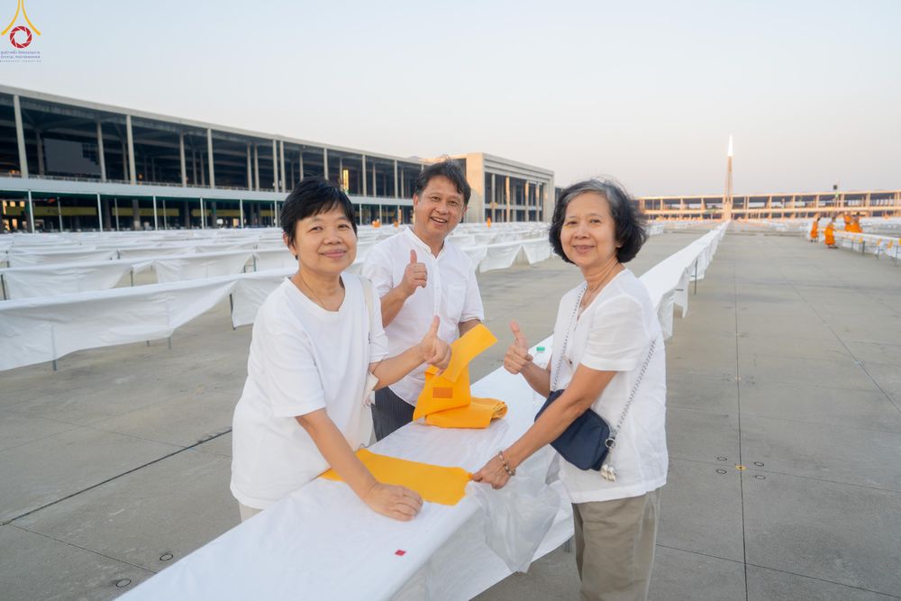 ภาพ No.321198:วันที่ 10-11 เมษายน พ.ศ.2569 การเตรียมกล่องไทยธรรม และการติดผ้ารับประเคน เพื่องานถวายมหาสังฆทาน 40,000 กว่าวัดทั่วประเทศ วันคุ้มครองโลก 22 เมษายน พ.ศ.2569 วัดพระธรรมกาย