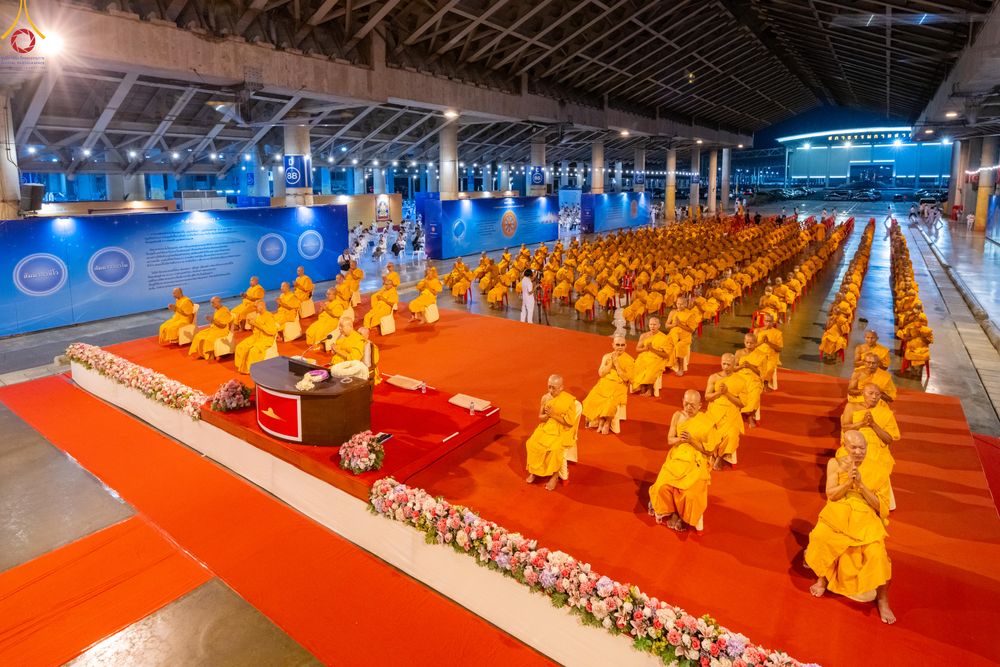 ภาพ No.280298:วันที่ 31 ธันวาคม พ.ศ.2568 -วันที่ 1 มกราคม พ.ศ.2569 พิธีฉลองชัยสวดมนต์บทธัมมจักกับปปวัตนสูตร ครบ 8,000,000,000 จบ , พิธีสวดมนต์ข้ามปี ณ วัดพระธรรมกาย