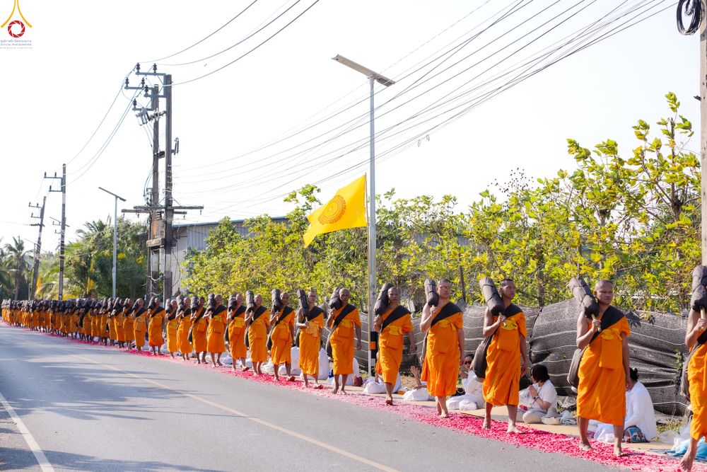 ภาพ No.290440:วันที่ 7 มกราคม พ.ศ. 2569 พิธีต้อนรับพระธรรมยาตรา ณ อนุสรณ์สถานลำดับที่ 2  สถานที่ตั้งมโนปณิธานบวชตลอดชีวิต อนุสรณ์สถานคลองบางนางแท่น (ภาพชุดที่ 2) อ.สามพราน จ.นครปฐม ในโครงการธรรมยาตรา กตัญญูบูชา มหาปูชนียาจารย์ พระมงคลเทพมุนี(สด จนฺทสโร) พระผู้ปราบมาร 